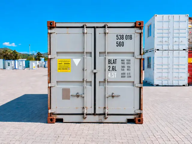 Frente del container de 10 pies con las dos puertas cerradas, las barras de bloqueo verticales y la numeración pintada en blanco