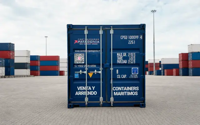Frente de un container marítimo de 20 pies nuevo one trip, con las puertas y la rotulación Venta y Arriendo